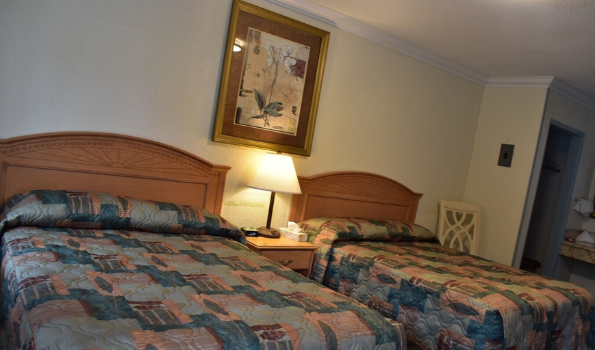 Bedroom 3, Evening Star Motel, Kootenay Boundary