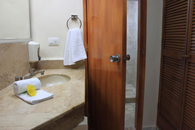 Bathroom 4, Coral Ixtapa, José Azueta