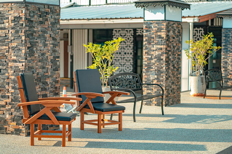 Exterior & Views 24