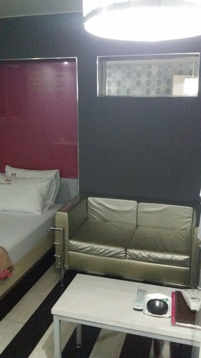 Bedroom 2, Midas Hotel, Buk