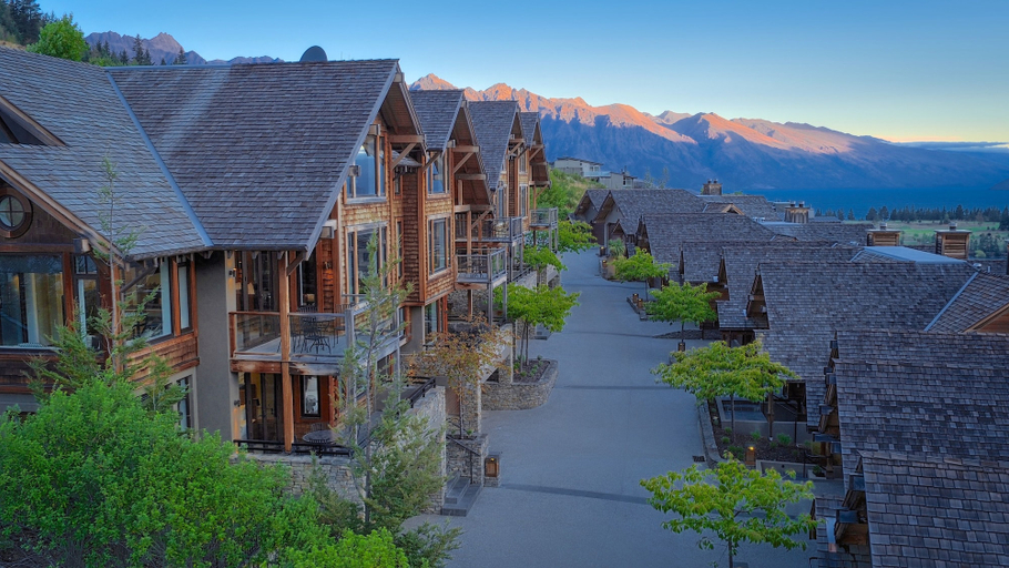 Exterior & Views
