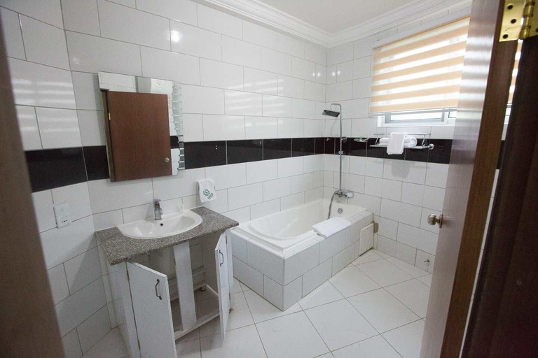 Bathroom 4, Karela Beach Resort, Jomoro