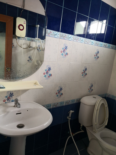 Bathroom 4, Turfan Hotel and Tigger Park, Phon Charoen