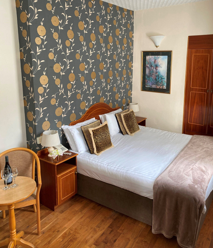 Bedroom 2, O'Sheas Hotel Tramore