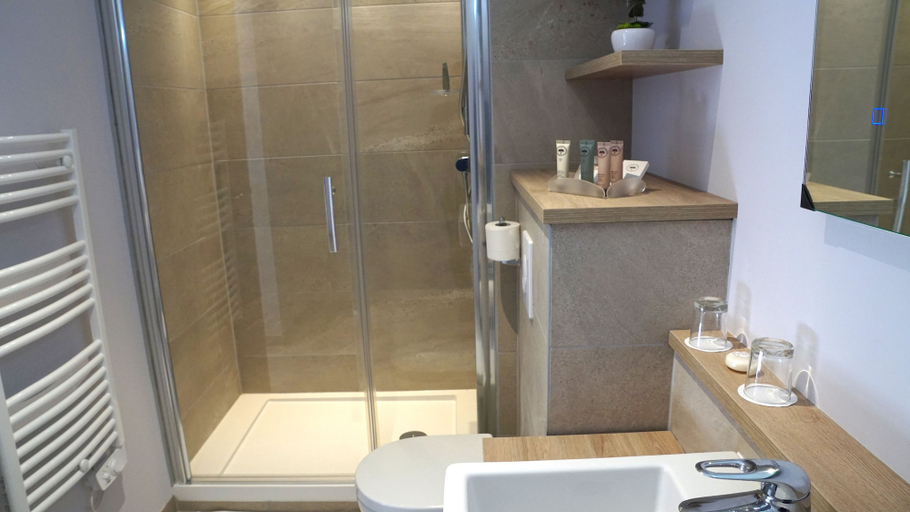 Bathroom 3, Hôtel des Marins, Ille-et-Vilaine