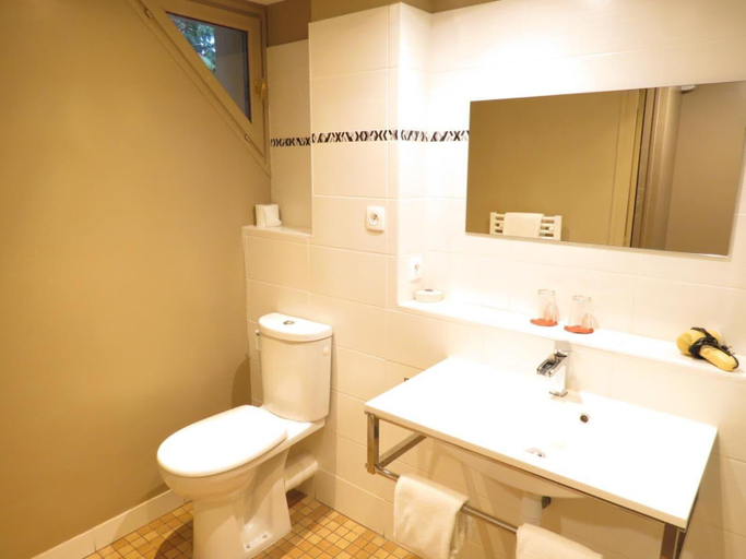 Bathroom 4, Hostellerie Du Royal Lieu, Oise