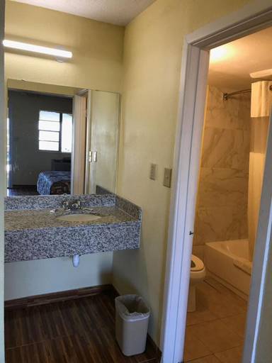 Bathroom 5, Scottish Inns & Suites, Lubbock
