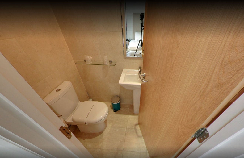Bathroom 3, McCafferty’s Guesthouse, London