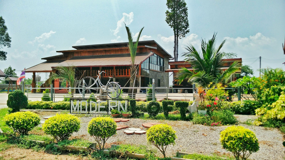 Exterior & Views