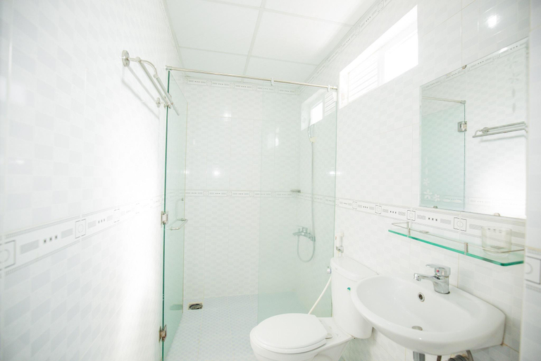 Bathroom, Remi hotel, Nha Trang