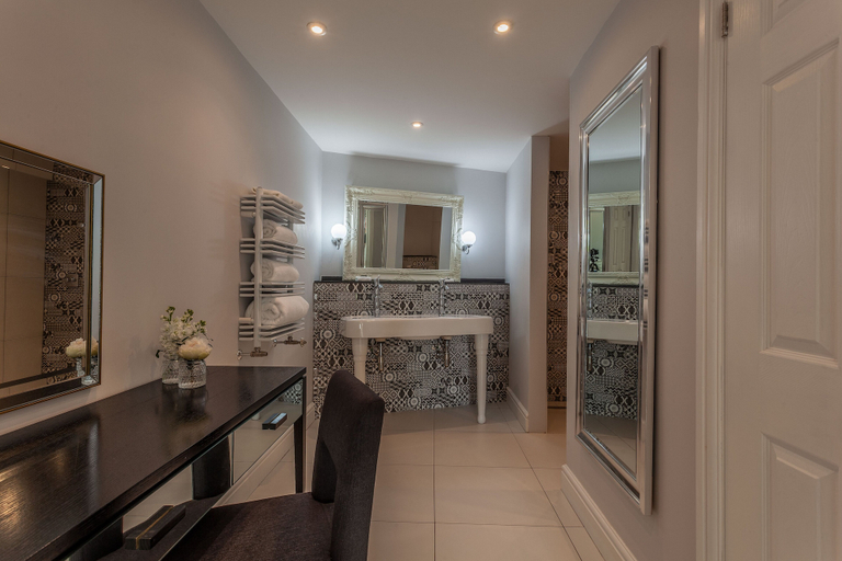 Bathroom 4, Mansion House Llansteffan, Carmarthenshire