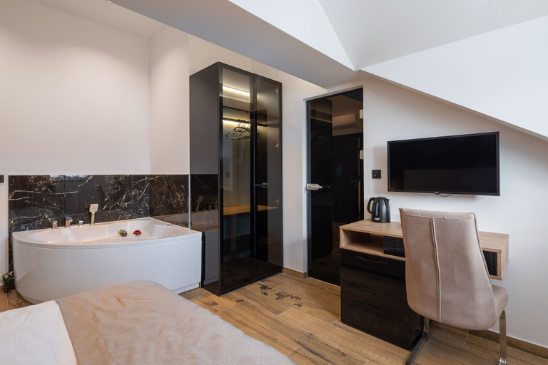 Bathroom 4, Top Rooms, Split