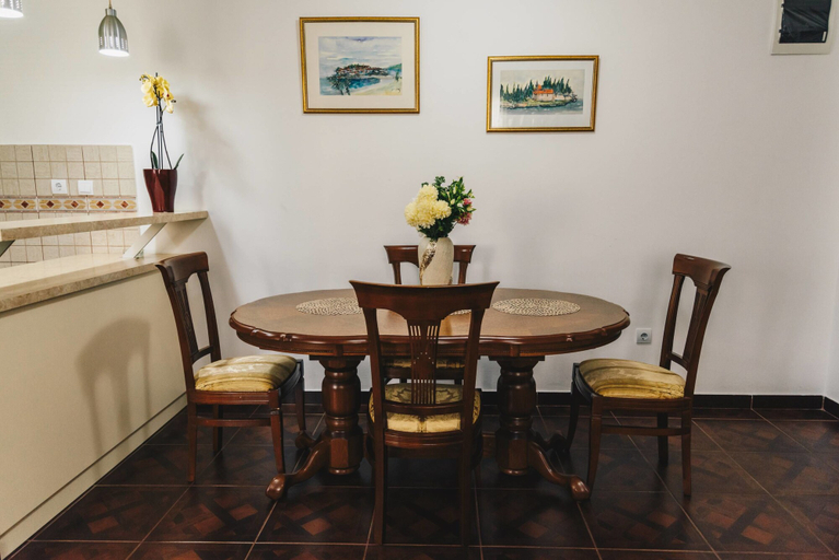 Others 4, El Mar Apartments