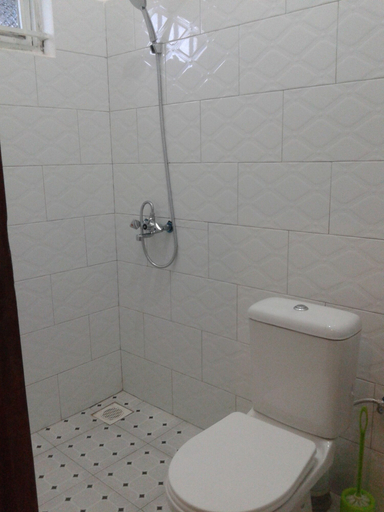 Bathroom 4, Kingdom Guest House, Busiiro