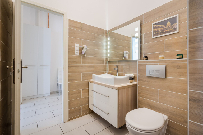 Bathroom 3, Real Apartments Vadasz, Budapesti