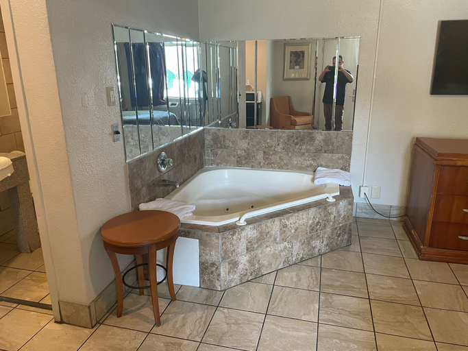 Bathroom 4, Budgetel Inn & Suites, Jefferson