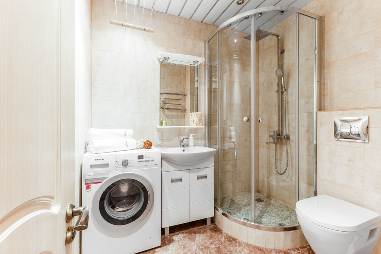 Bathroom 2, Inndays Apartment on Garibaldi, Western