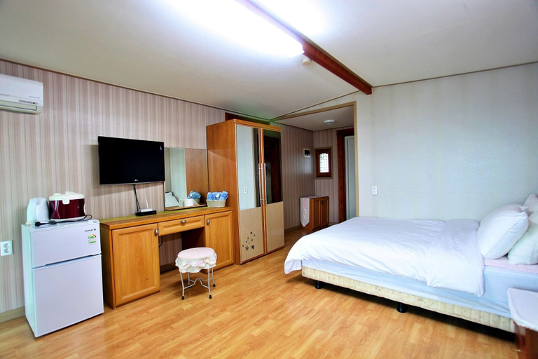 Bedroom 2, Windmill & Sea Pension, Jeju