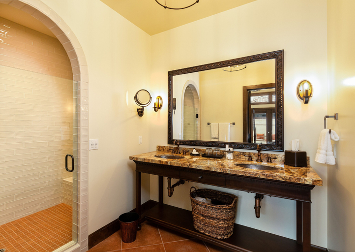 Bathroom 5, Europa Village Wineries and Resort, Riverside
