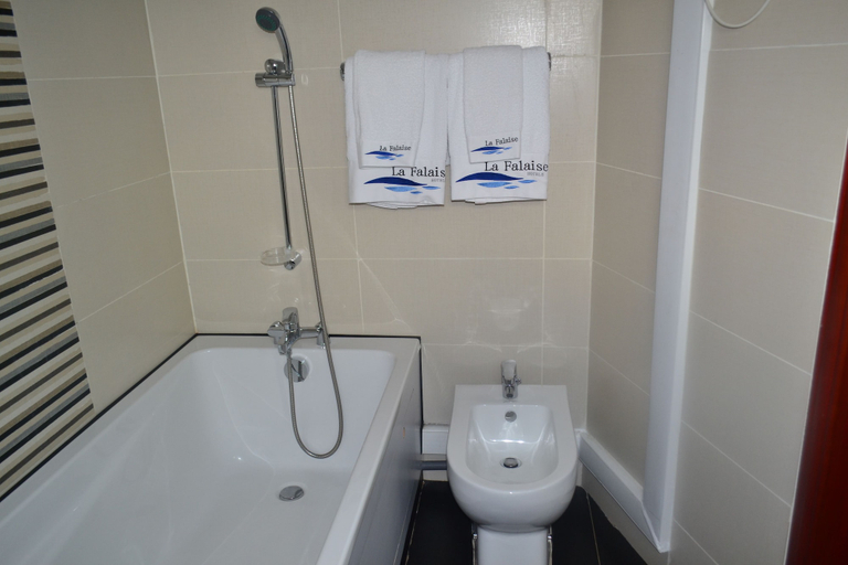 Bathroom 5, Hôtel La Falaise, Mfoundi