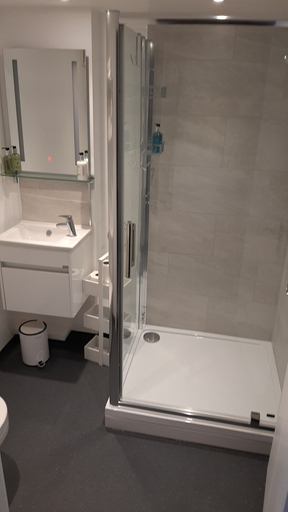 Bathroom 4, Sportsview Guest House, Oxfordshire