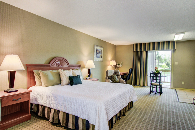 Bedroom 1, Long Island Lake Resort, Garland