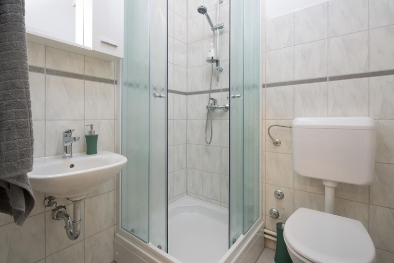 Bathroom 5, Hostel Bureau, Zagreb