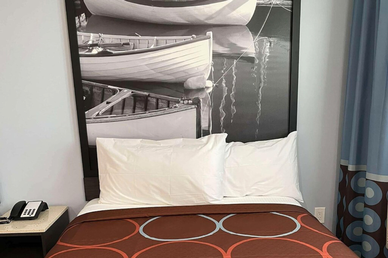 Bedroom 2, Super 8 by Wyndham Lindenhurst, Suffolk