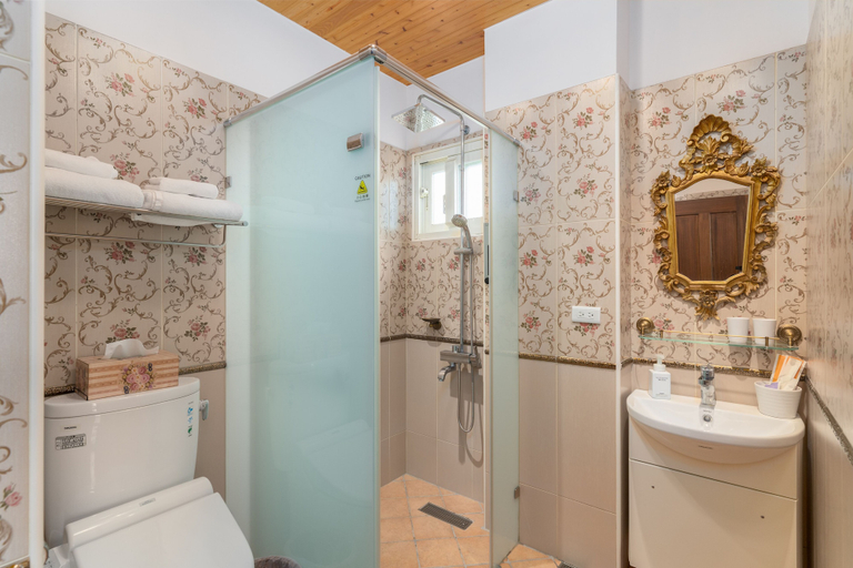 Bathroom 5, Brulees Done, Yilan