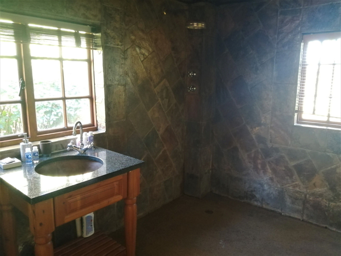 Bathroom 4, Ikamu's lodge, Ekurhuleni