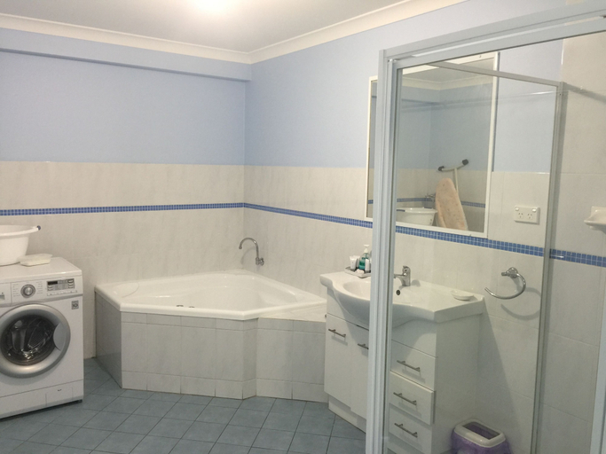 Bathroom 4, Driftwood Apartments, Esperance