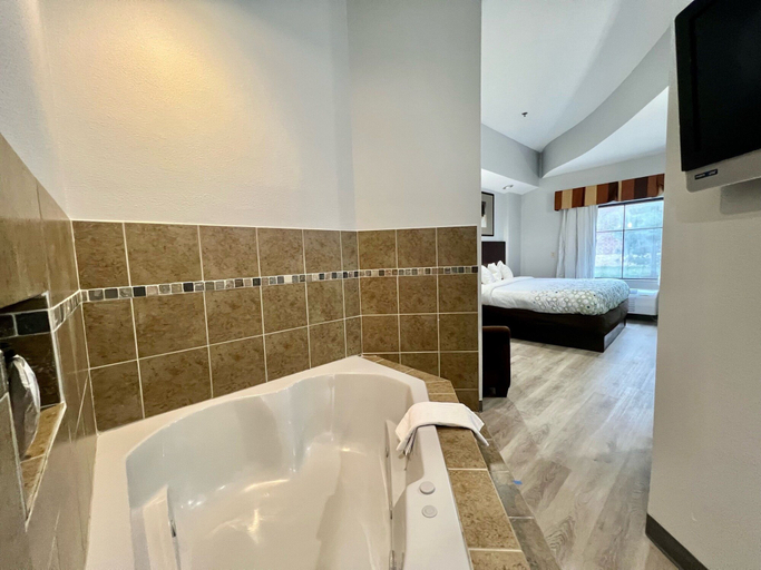 Bathroom 4, HomeTowne Studios & Suites By Red Roof Washington, Washington