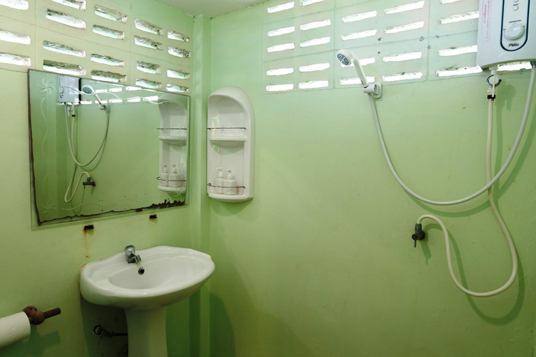 Bathroom 3, Baanrak Amphawa Homestay, Amphawa