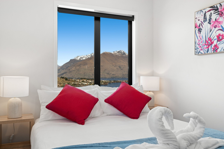 Bedroom 2, A LUCKIE CHARM - 8 BEDROOM TOWNHOUSE, Queenstown-Lakes