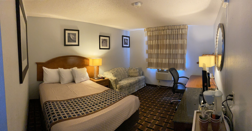 Bedroom 3, Le Mars Inn & Suites, Plymouth