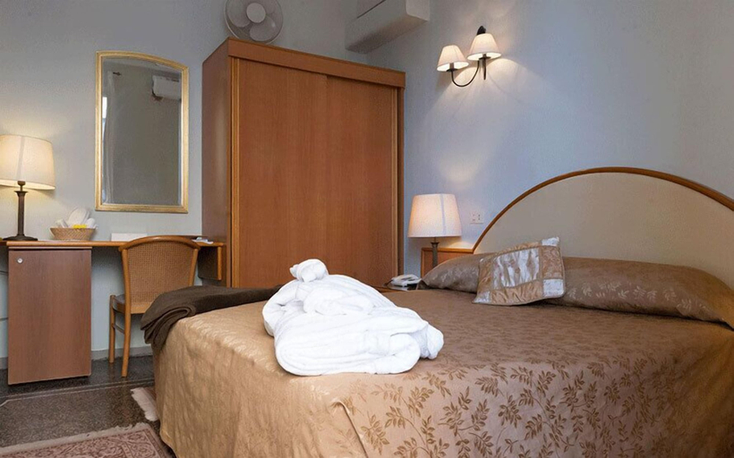 Bedroom 5, Albergo Villagrande, Savona