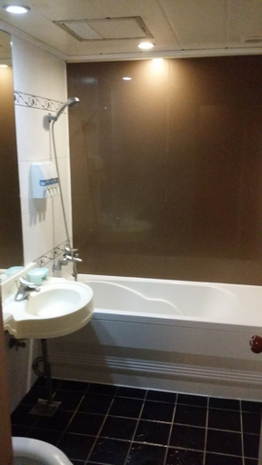 Bedroom 3, Midas Hotel, Buk