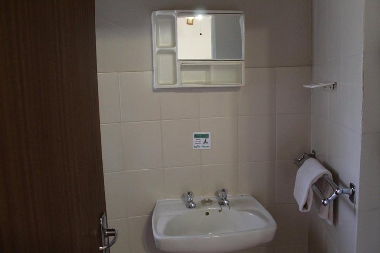 Bathroom 4, Magoebaskloof Mountain lodge, Mopani