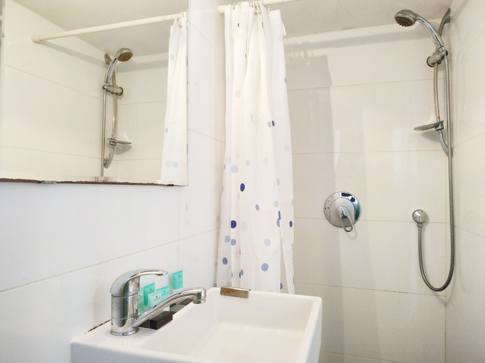 Bathroom 2, AirTLV Centrally Located Studio With Gallery