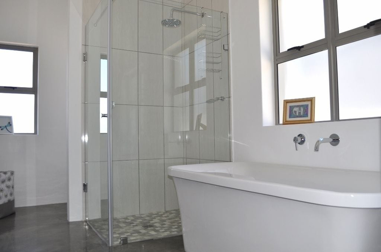 Bathroom 3, MiPhika, West Coast