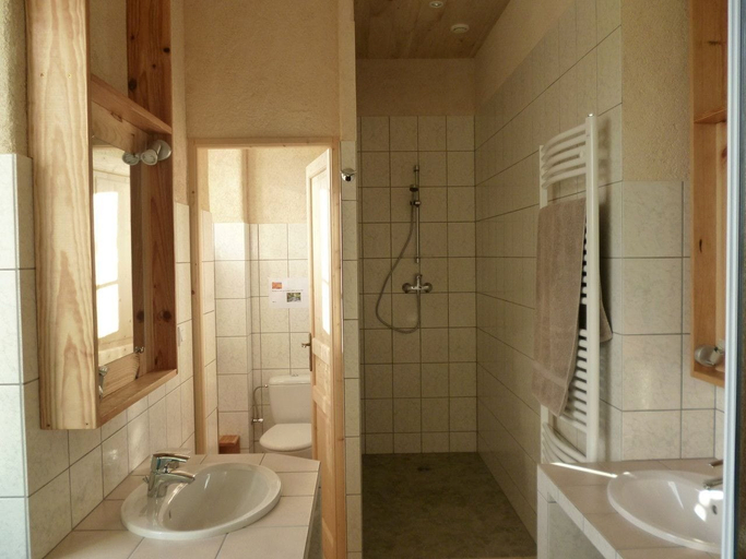 Bathroom 5, Chambres d'hôtes Le Bourdieu, Gironde