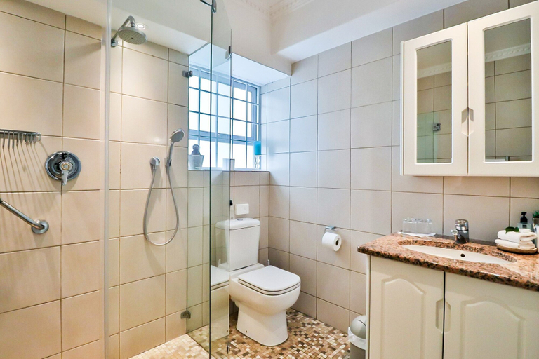 Bathroom 4, Hermanus Beachfront Lodge, Overberg