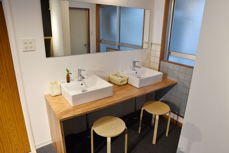 Bathroom 3, Tomarigi Hostel, Kōchi
