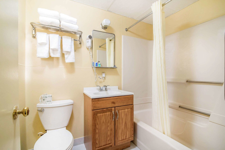 Bathroom, Rodeway Inn, Rutland