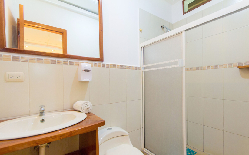 Bathroom 5, Twin Hotel Galapagos, Santa Cruz