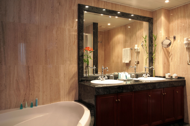 Bathroom 5, Hotel & Spa El Castell de Ciutat, Lleida