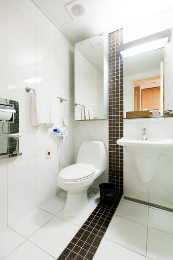Bathroom 5, Hotel Hu, Jung