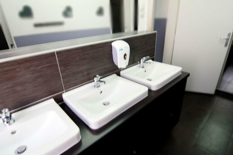 Bathroom 4, Whole Wide World Hostel & Bar, Zagreb