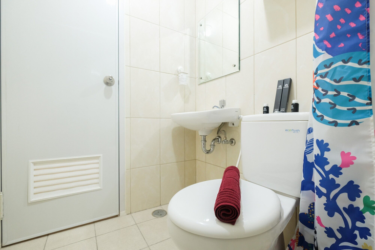 Bathroom 3, Modern and Bright 2BR Springlake Apartment, Bekasi