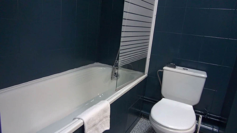 Bathroom 4, The Originals City Complexe Ascotel Lille Métropole, Nord